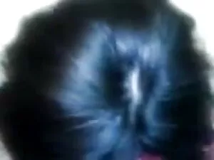 सोफा पर बालों वाले म ...