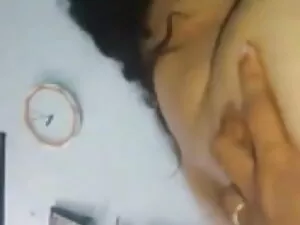 बड़े स्तन कैम गर्ल T ...