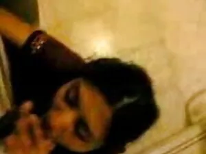 क्रूर चेहरे में स्लट ...