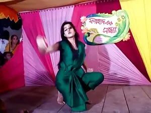 युवा टैटू श्यामला उस ...