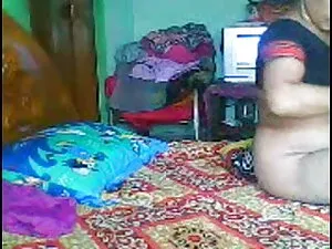 एक बिल्ली का बच्चा औ ...