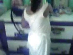 बेबे अकेले घर आती है ...