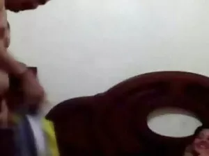 अपनी सूजी हुई गेंदों ...