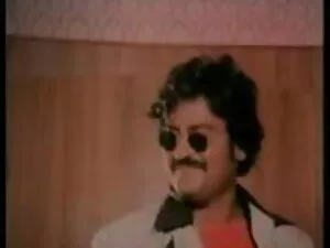 होटल के कमरे में युव ...