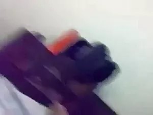 युवा मोहक गोरा बेकार ...