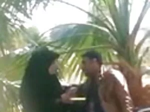 विशाल कूल्हों अमीषा  ...