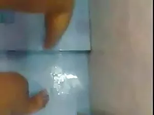 टॉयलेट सनी लियोन की  ...