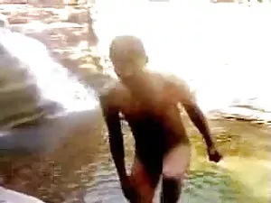 पीछे से खींची गई बाह ...