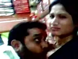 लाल चमड़े में सेक्सी ...