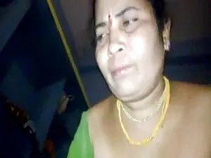 पत्नी मुर्गा उड़ाती  ...