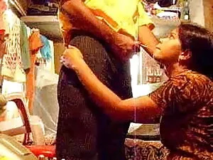 स्वादिष्ट स्तन झूलते ...