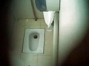 टेबल के नीचे दिव्या  ...