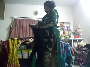 गोरे लोग अमीषा पटेल  ...